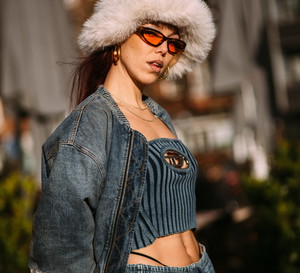 Te torebki, buty i dodatki ma w szafie każda skandynawska it-girl. Królują na ulicach Kopenhagi street style CphFW jesień-zima 2023/2024