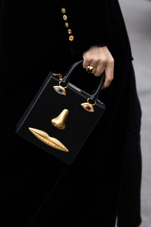 Te torebki, buty i dodatki uwielbiają nie tylko francuskie it girls. Najpiękniejsze akcesoria z Paris Couture Week wiosna-lato 2023 street style