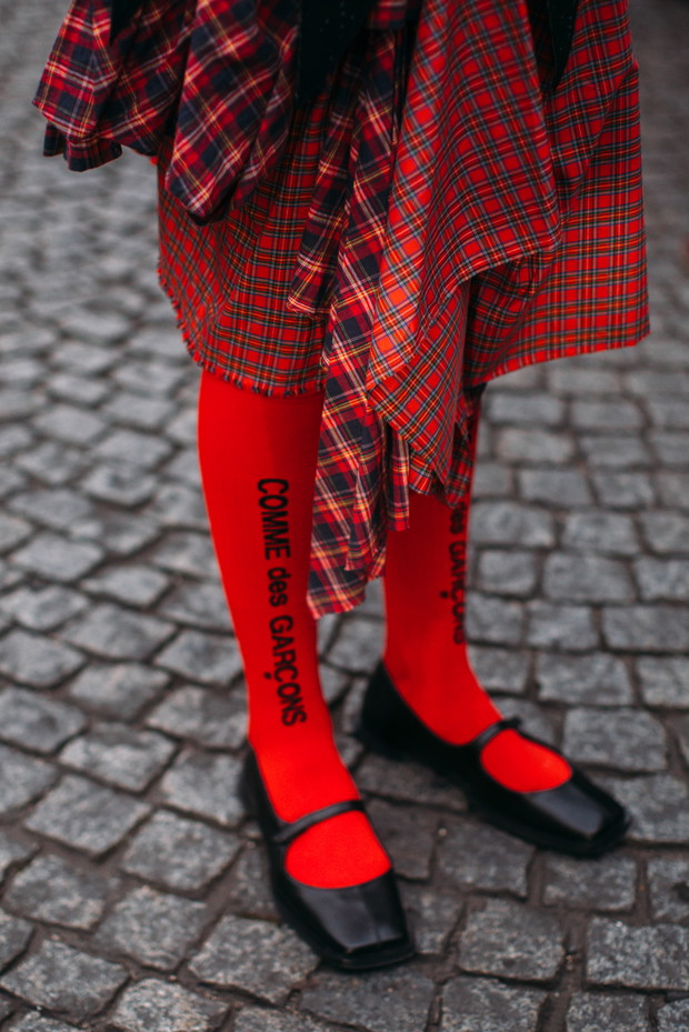Ukochane dodatki francuskich redaktorek mody, stylistek i influencerek. Te rzeczy królowały na ulicach Paryża podczas ostatniego fashion weeka street style