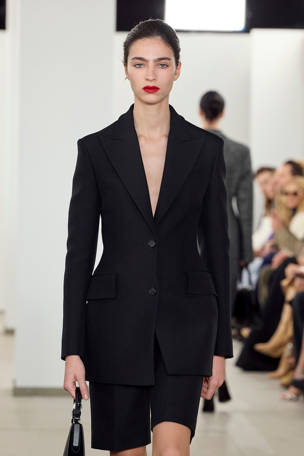 Styl "office siren" na pokazie kolekcji Michael Kors, 2024