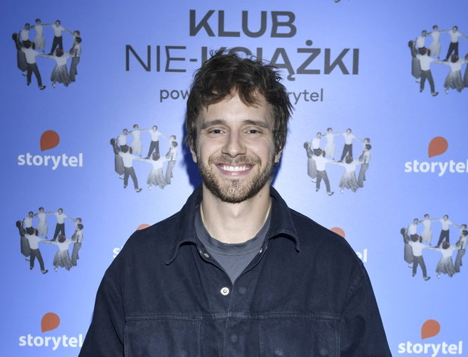 Maciej Musiał na spektaklu dźwiękowym "Klub Nie-Książki"