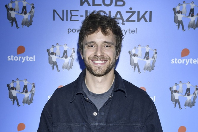 Maciej Musiał na spektaklu dźwiękowym "Klub Nie-Książki"