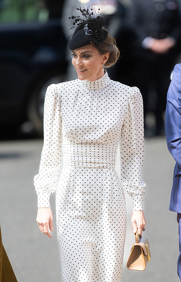 Księżna Kate lansuje minimalistyczną sukienkę w grochy