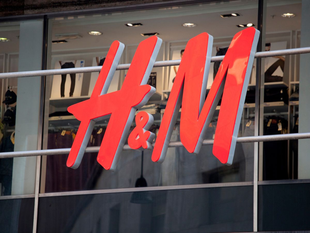 Sukienka z H&amp;M wygląda jak ręczna robótka