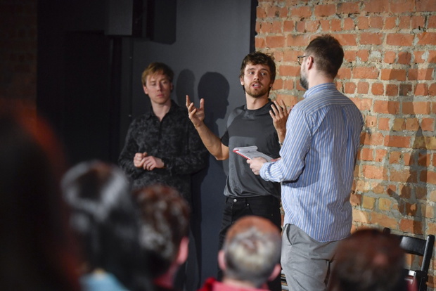 Maciej Musiał na spektaklu dźwiękowym "Klub Nie-Książki"