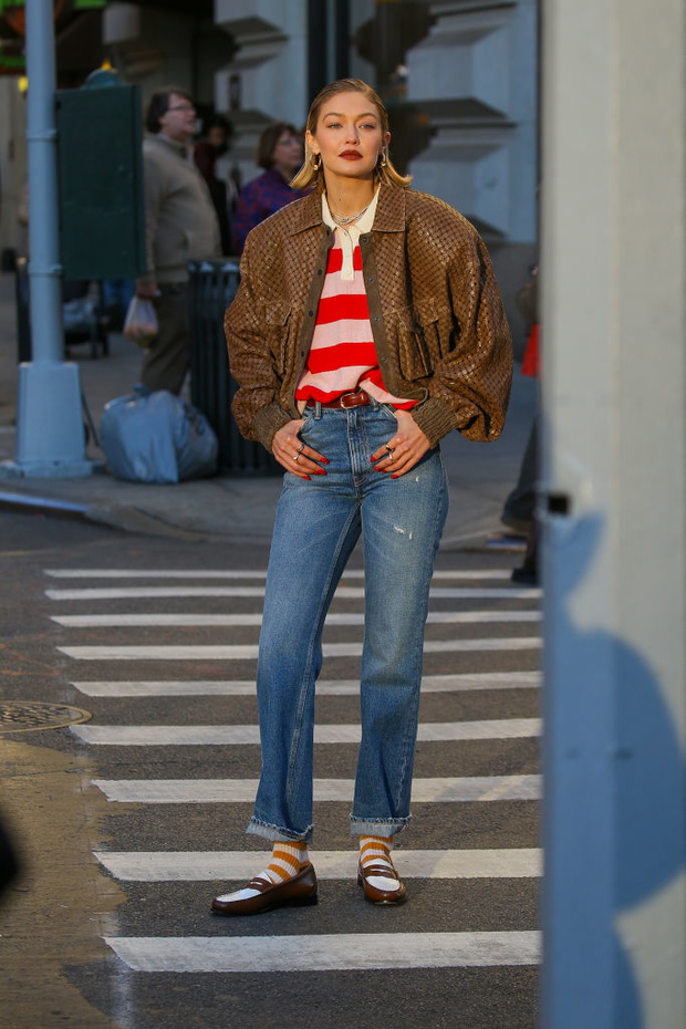 gigi hadid jeansy mom fit