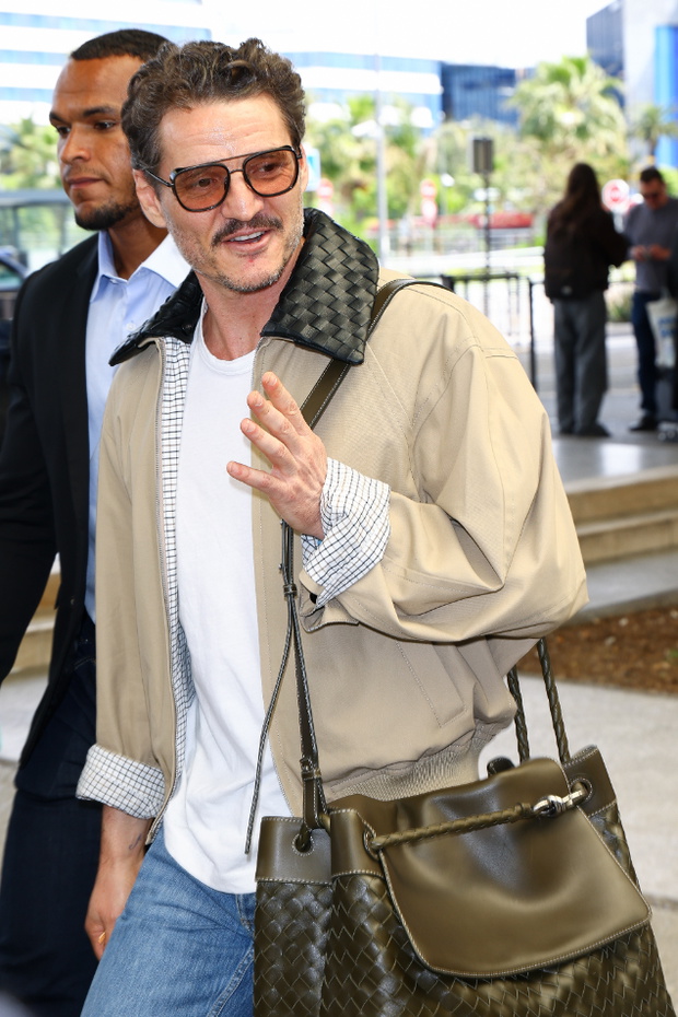 Pedro Pascal w modnej stylizacji
