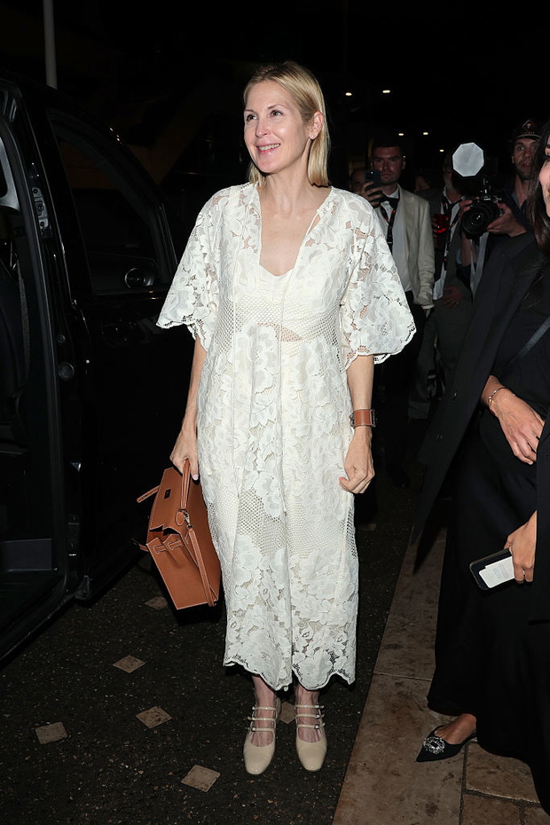 Kelly Rutherford w koronkowej sukience