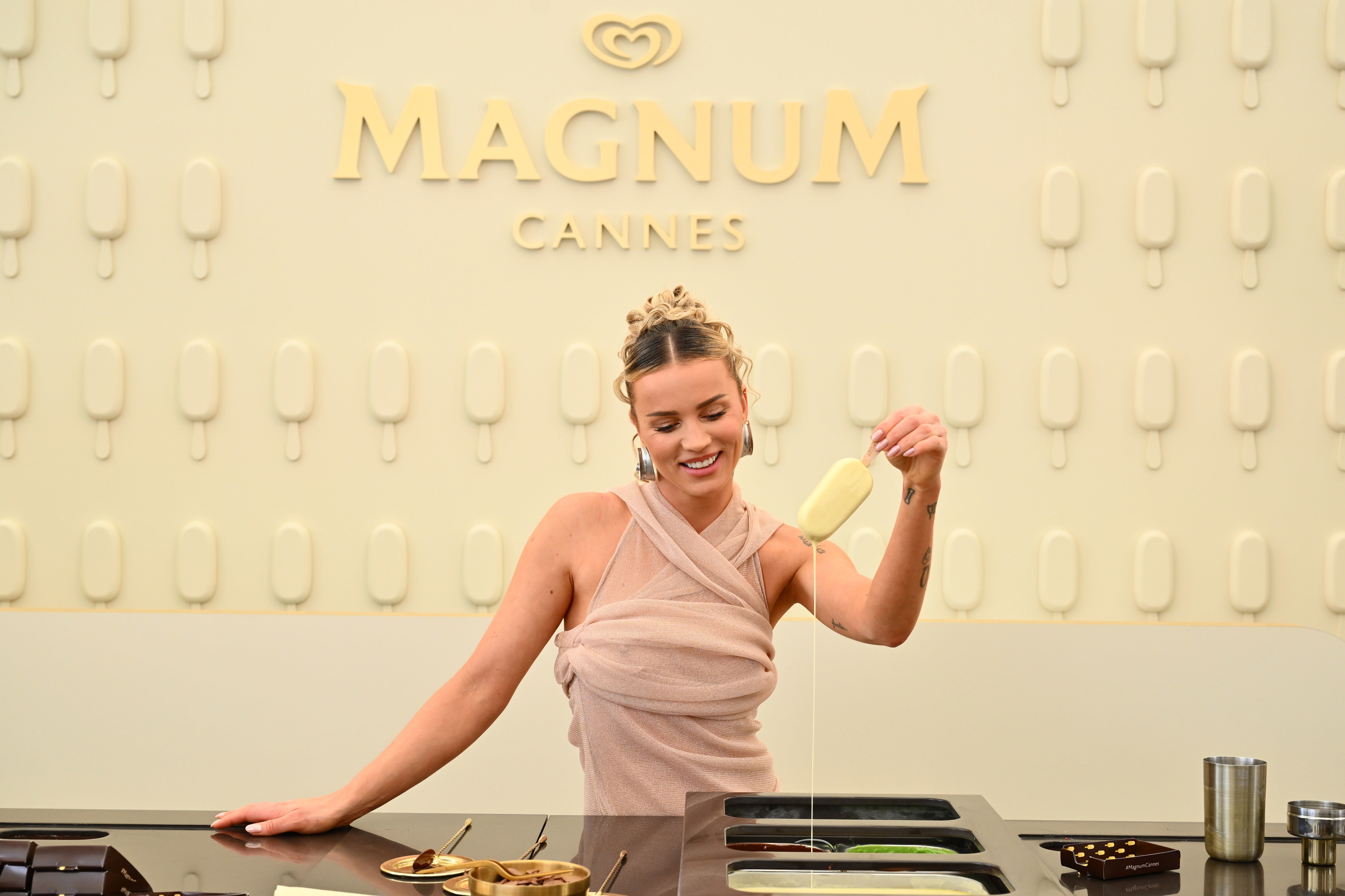 Magnum Crack Into Pleasure party