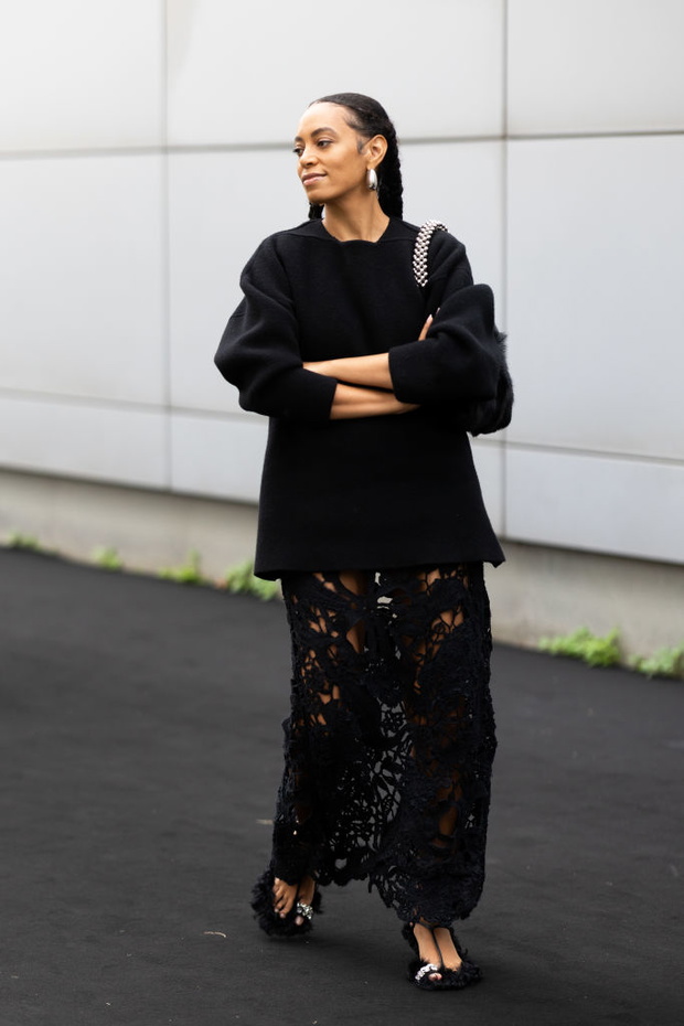 Street Style - Day 2 - Milan Fashion Week - Womenswear Spring/Summer 2025