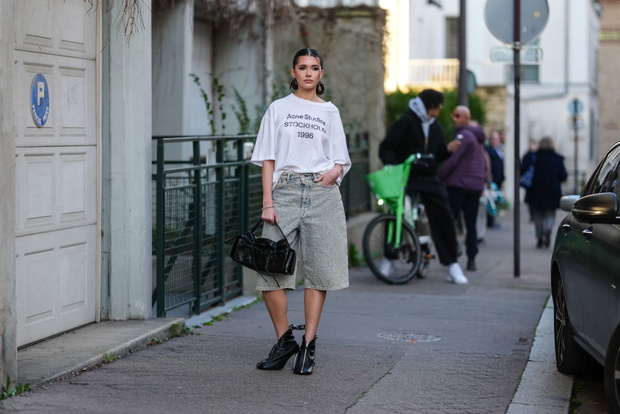 Street Style - Paris Fashion Week - Womenswear Fall/Winter 2025/2026 - Day Three