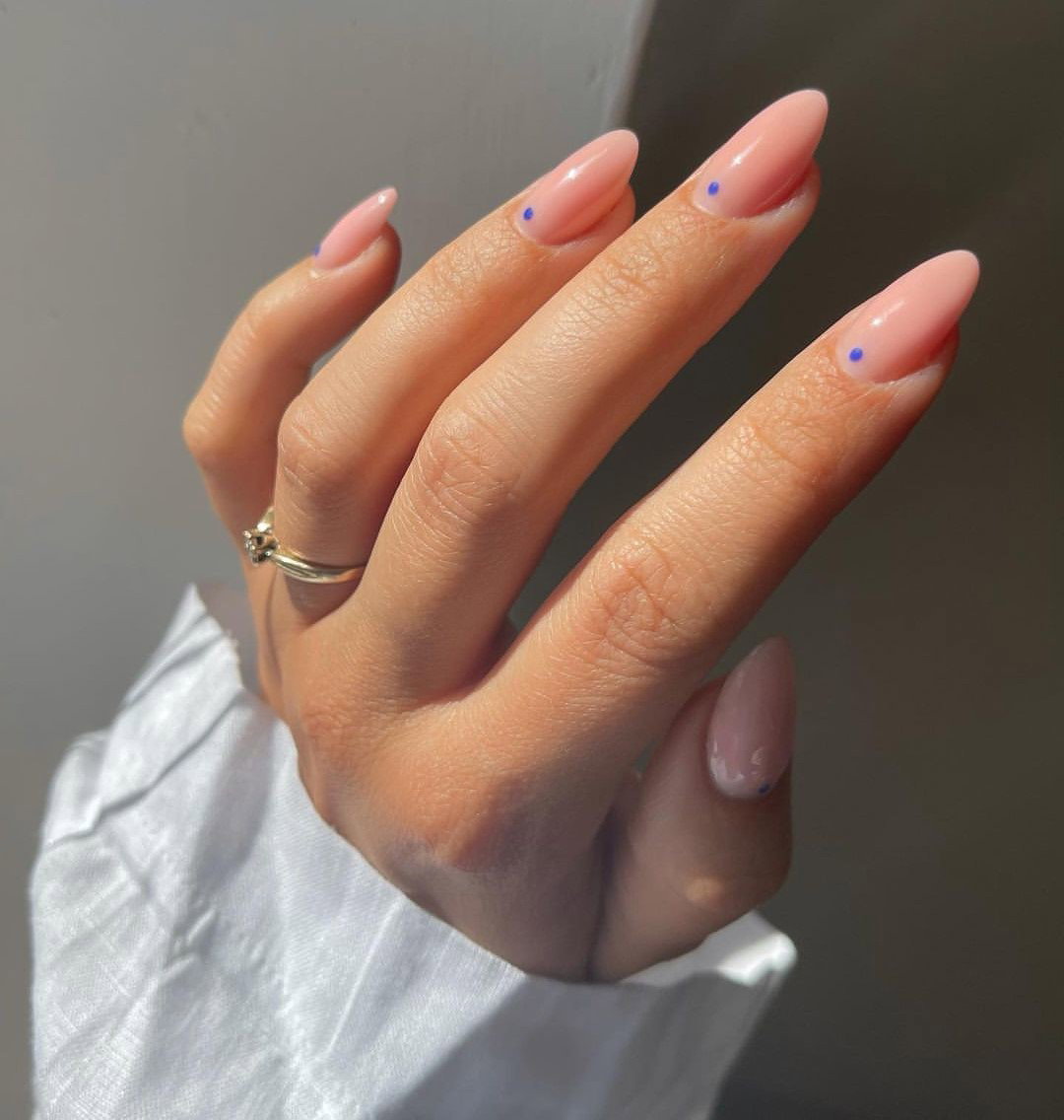 Biab Nails – manicure trwalszy niż hybryda, który noszą Kim Kardashian, Kendall Jenner i Dua Lipa. Wpisuje się w trend “clean mani”