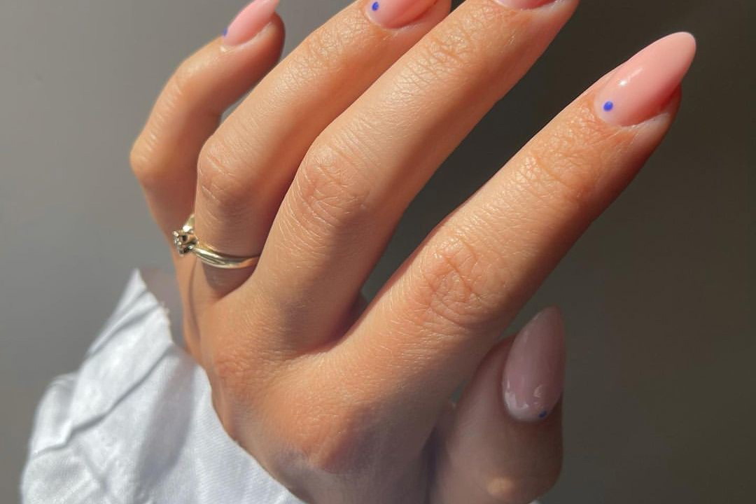 Biab Nails – manicure trwalszy niż hybryda, który noszą Kim Kardashian, Kendall Jenner i Dua Lipa. Wpisuje się w trend “clean mani”