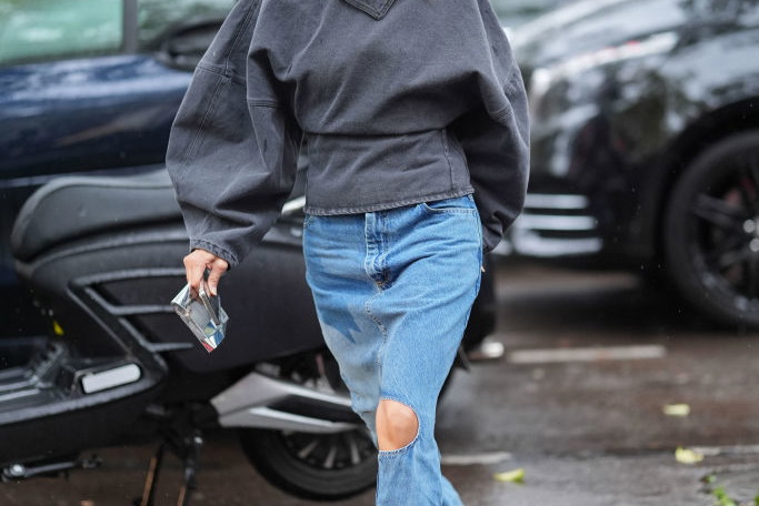 Street Style - Paris Fashion Week - Womenswear Spring/Summer 2025 - Day Three