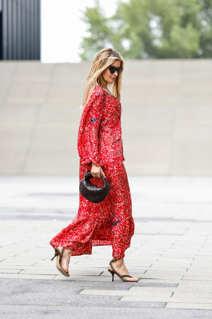 Sandały ankle tie na kitten heelu to hit lata. Noszą je Paryżanki