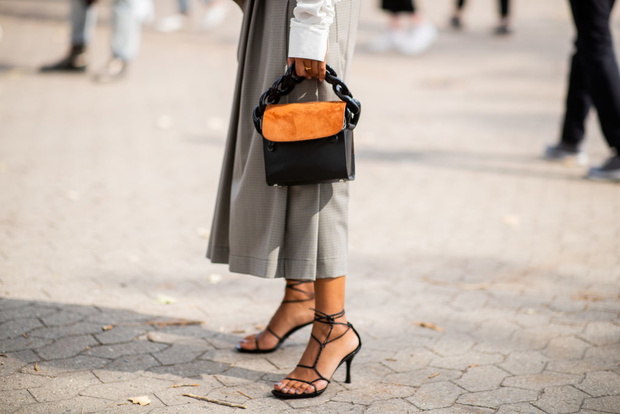 Sandały ankle tie na kitten heelu to hit lata. Noszą je Paryżanki