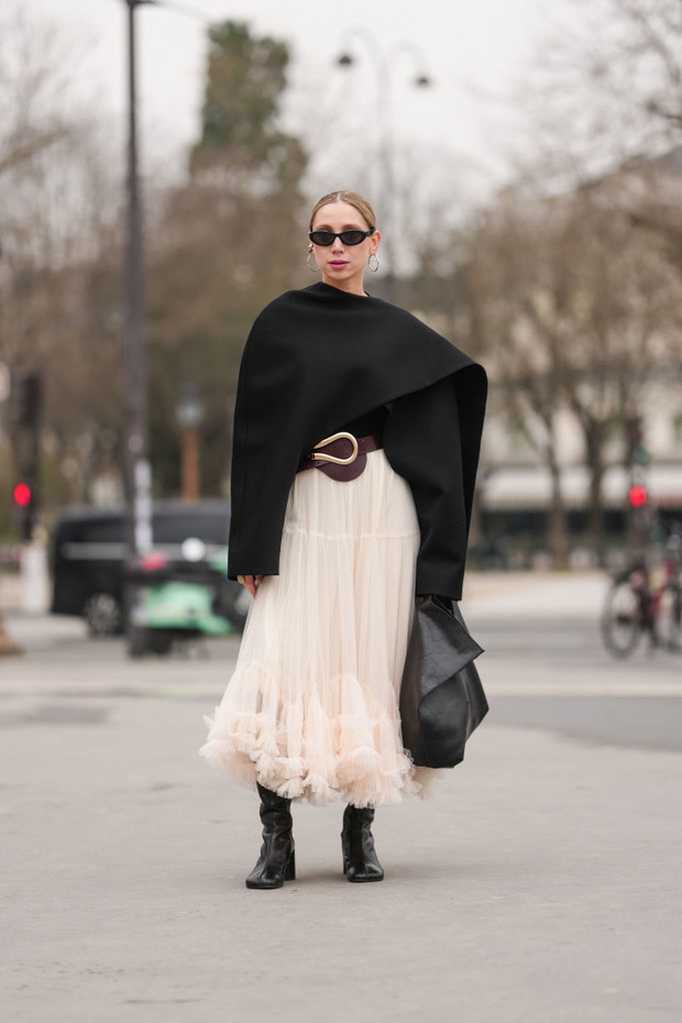 Hiszpanki porzucają klasykę dla “ruffled skirt”. Spódnice z rozcięciem to ich letni uniform. Świetnie podkreślają talię