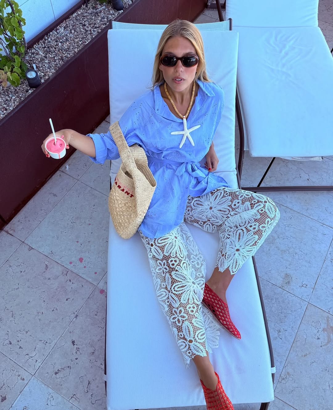 Portuguese girlies porzucają sneakersy na rzecz balerin w stylu “boho chic”. Noszą je z “crochet pants”