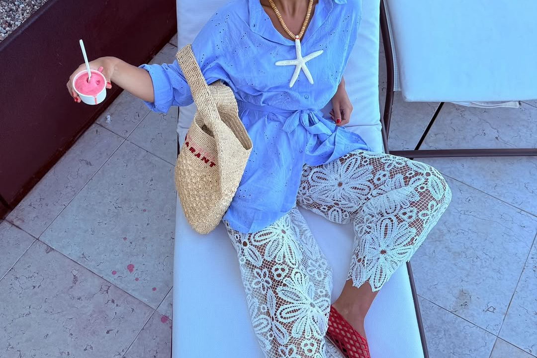 Portuguese girlies porzucają sneakersy na rzecz balerin w stylu “boho chic”. Noszą je z “crochet pants”