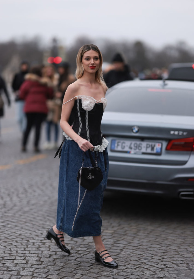 Nie tylko sneakersy i sandały. Te buty wzorem Francuzek nosimy latem do spódnicy midi