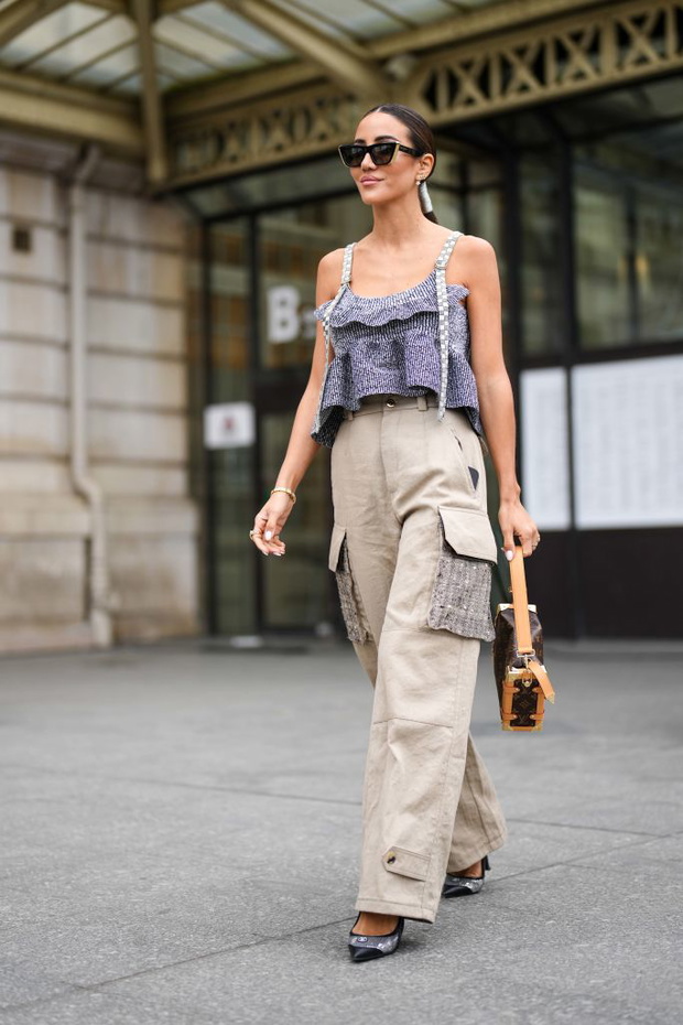 Scandi girls porzucają jeansy na „Utility Chic Pants”. Te spodnie w odcieniu “stone beige” wysmuklają biodra i pasują do sandałów