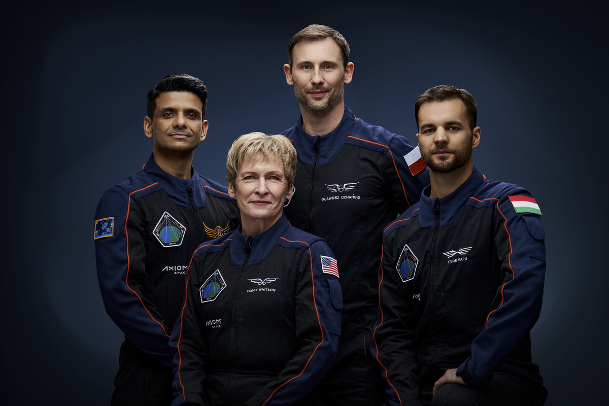 Sławosz Uznański i pozostali kosmonauci w statku Dragon SpaceX