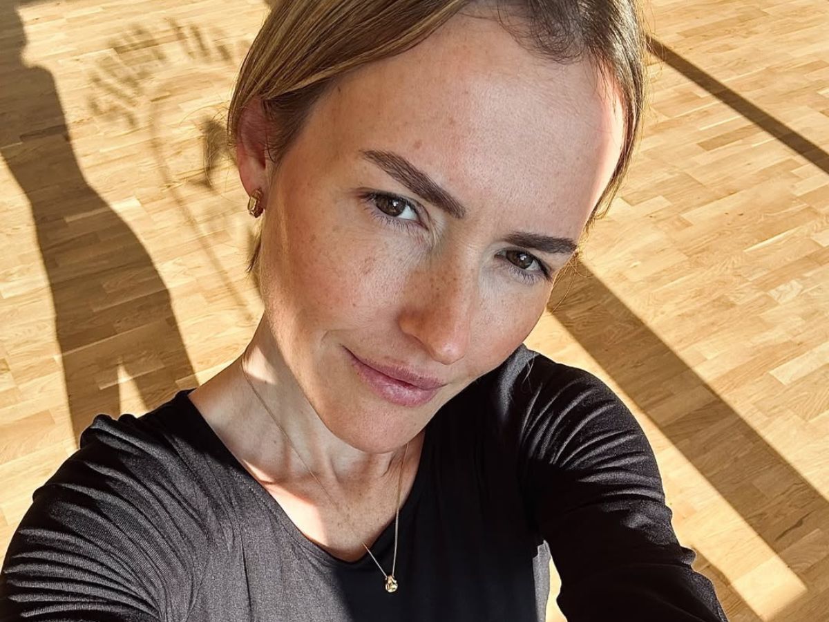 Olga Frycz w szortach typu bermudy