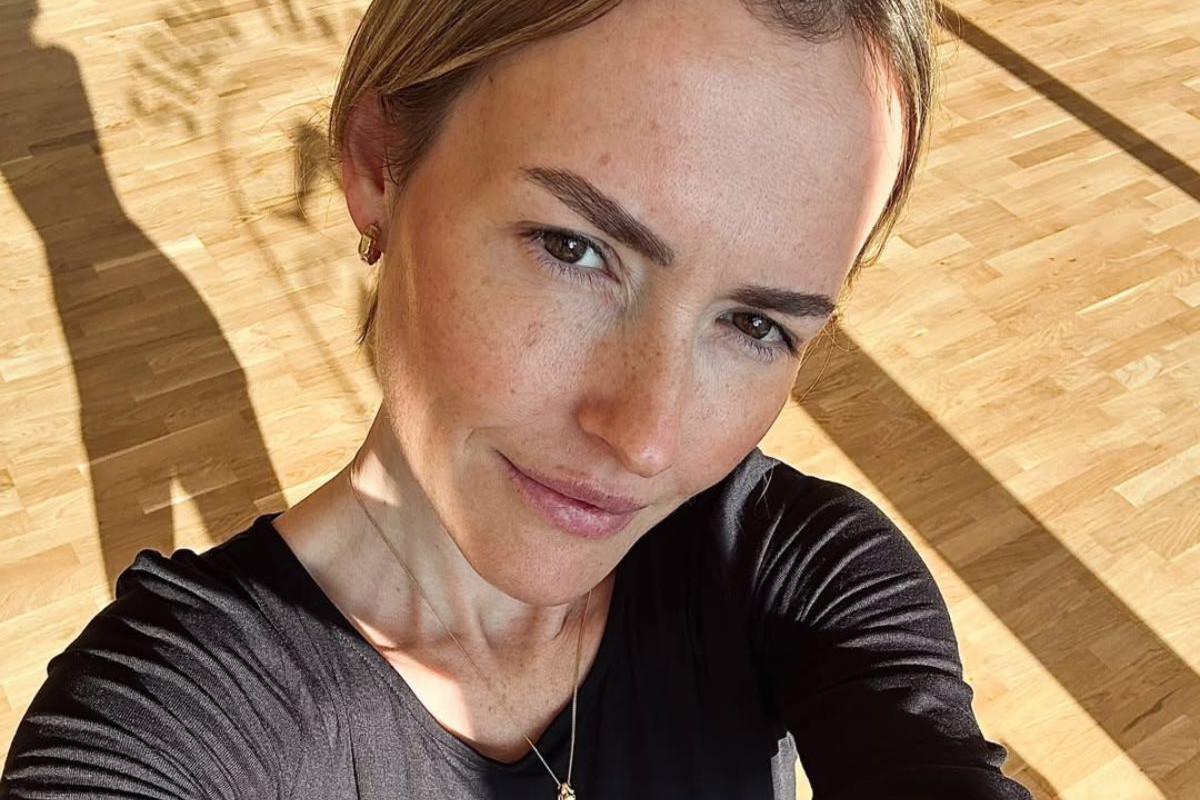Olga Frycz w szortach typu bermudy