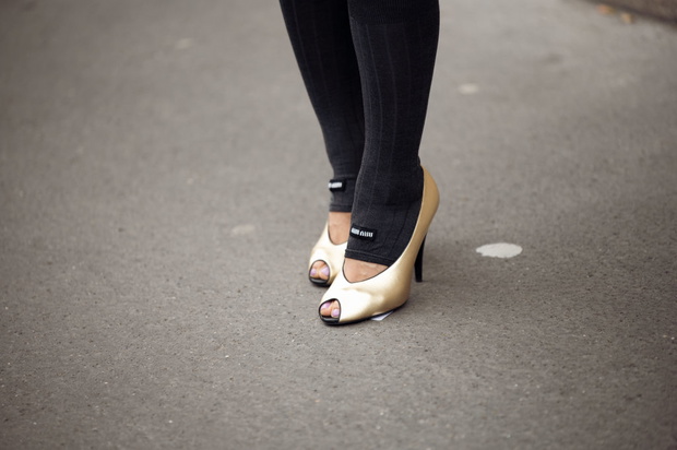 To koniec klasycznych szpilek. Latem 2025 będziemy nosić buty “peep-toe”