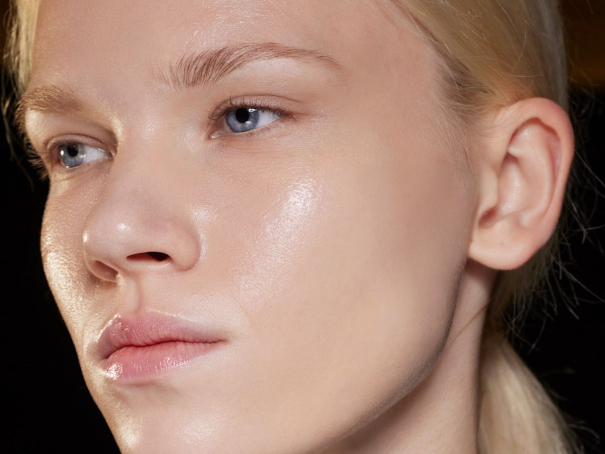 Latem Clean Girls stawiają na transparentne konturowanie. Bronzer i mikę zastępuje gel-stick z efektem glass skin