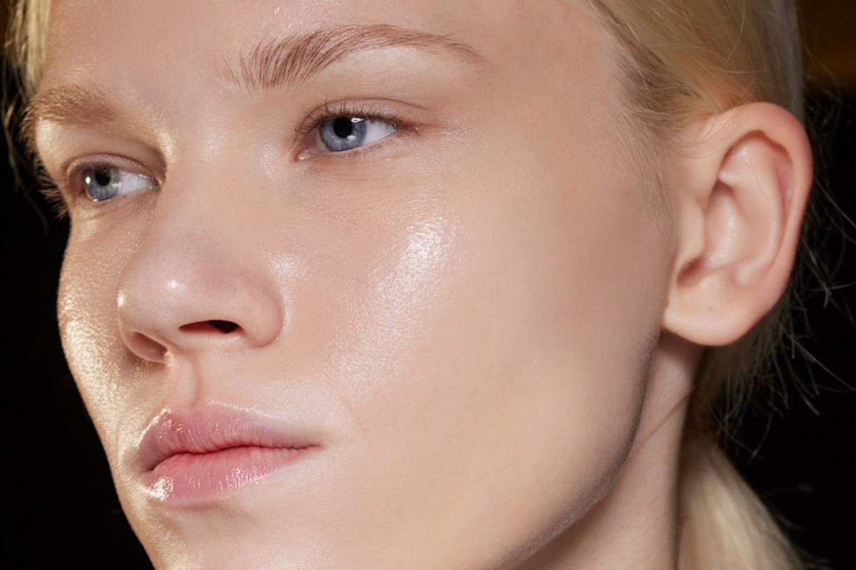 Latem Clean Girls stawiają na transparentne konturowanie. Bronzer i mikę zastępuje gel-stick z efektem glass skin