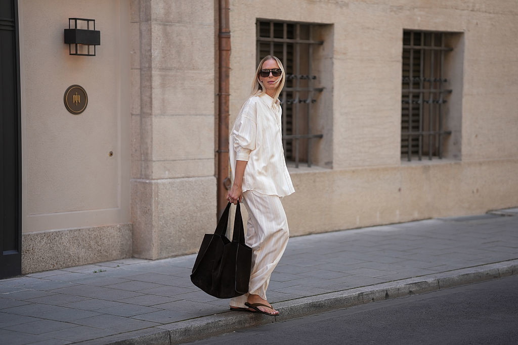 „Flat tan sandals” z cienkimi paskami i kwadratowym noskiem to definicja quiet luxury. Są stworzone do minimalistycznych stylizacji