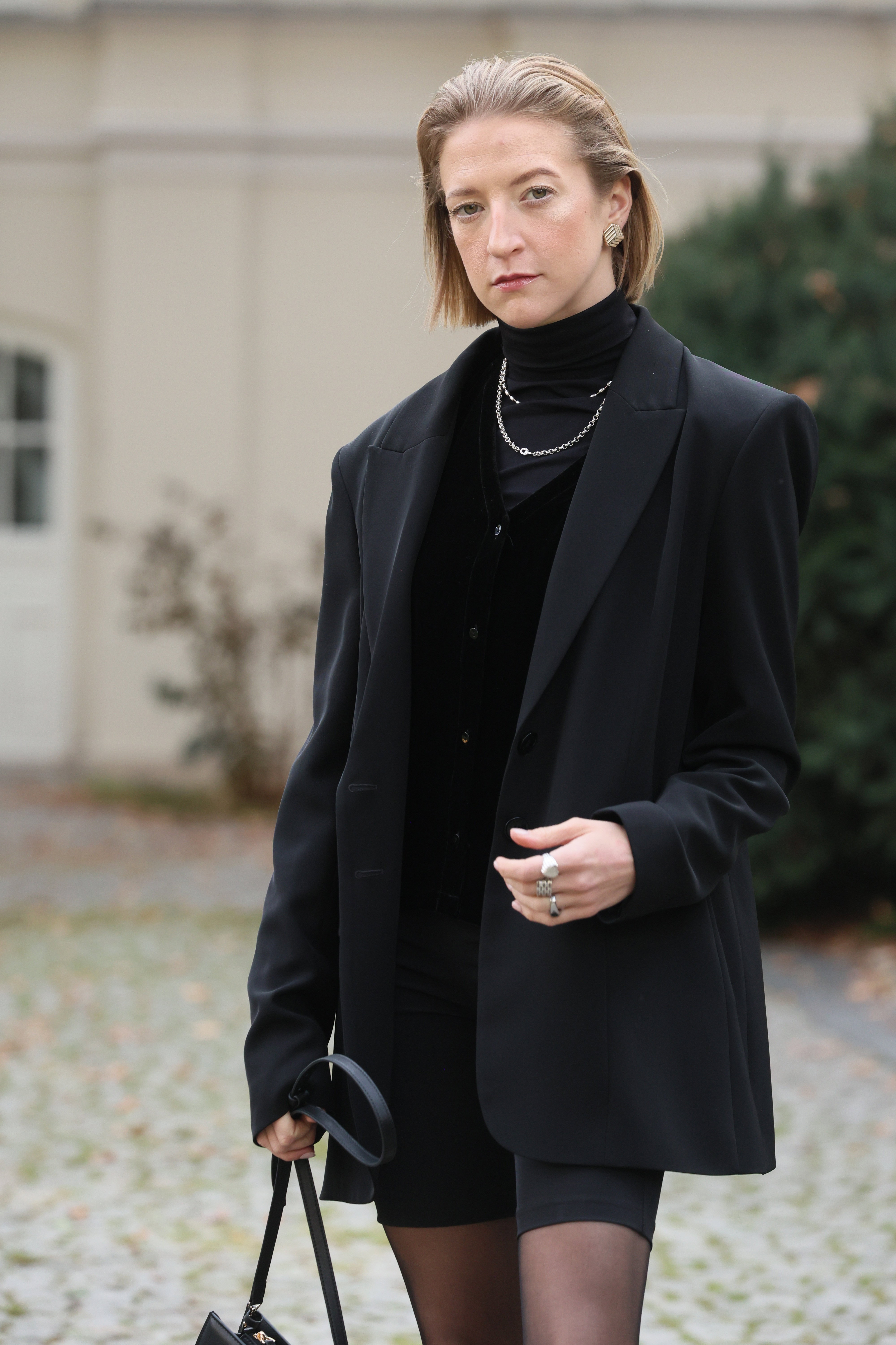lara gessler czarna sukienka