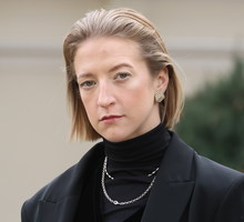 lara gessler czarna sukienka