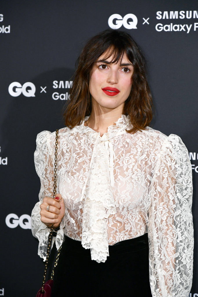 Jeanne Damas w grzywce wispy bangs