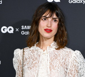 Jeanne Damas w grzywce wispy bangs