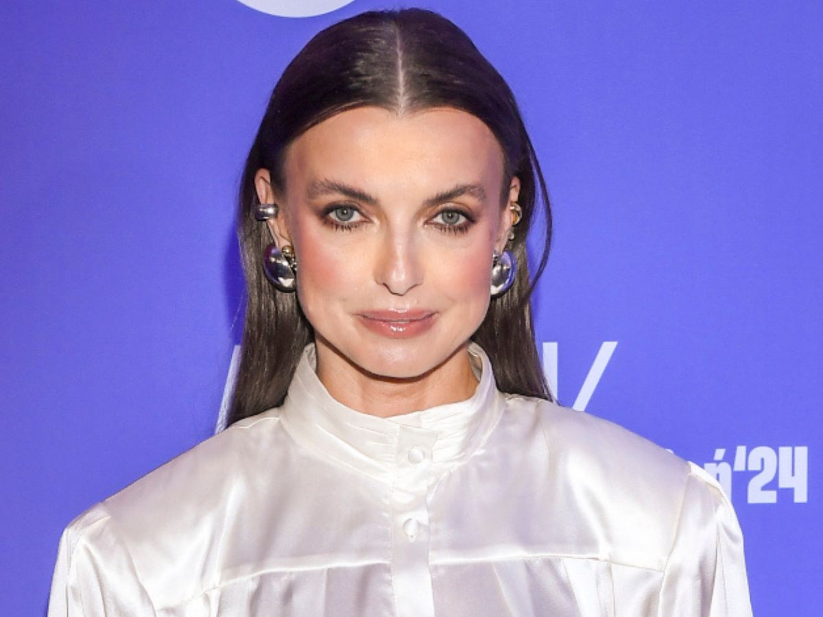 Kasia Sokołowska w brązowej sukience