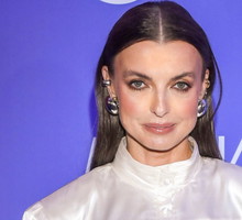 Kasia Sokołowska w brązowej sukience