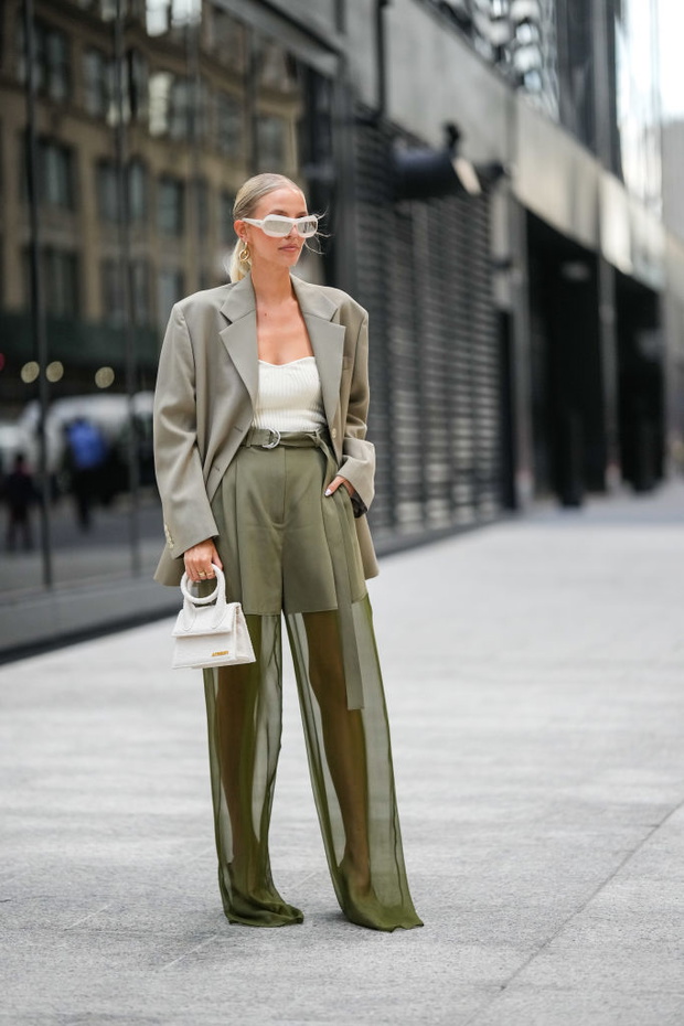 “Sheer pants” z delikatnej siateczki to najgorętszy wybór na lato 2025. Tak noszą je redaktorki mody i stylistki