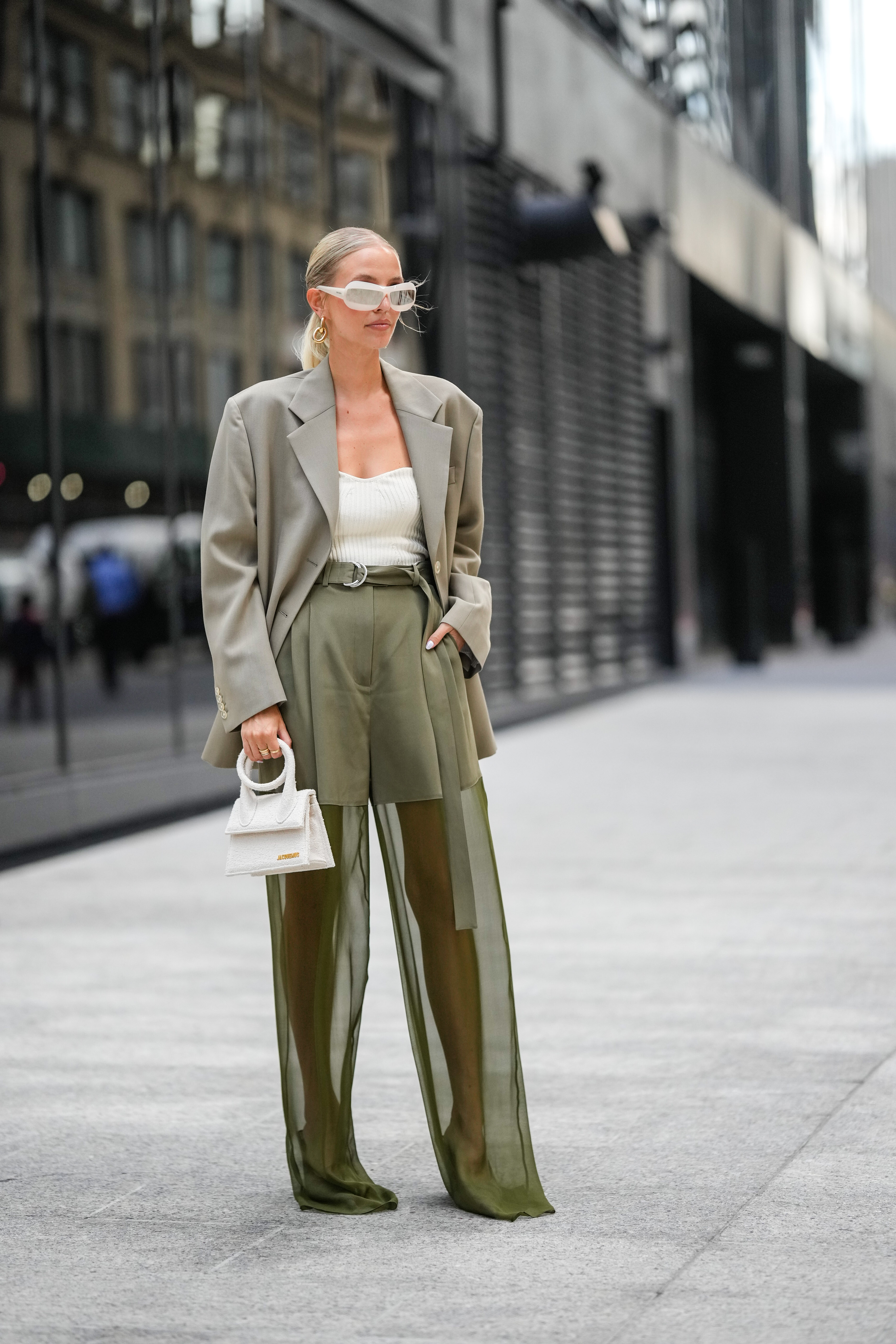“Sheer pants” z delikatnej siateczki to najgorętszy wybór na lato 2025. Tak noszą je redaktorki mody i stylistki