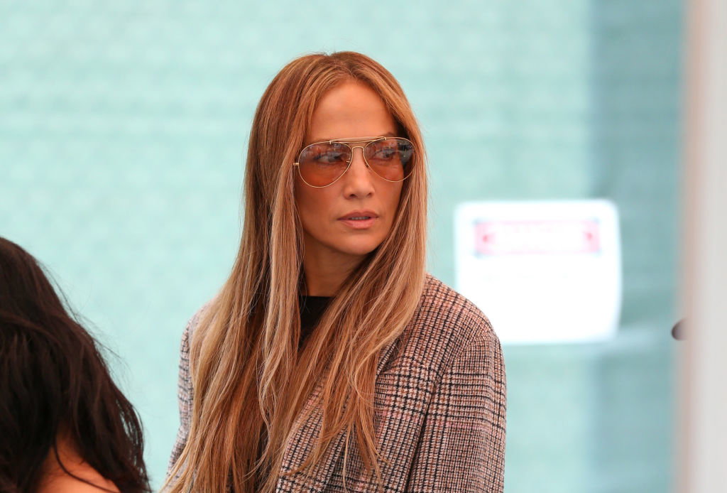 Zapomnij o butach adidas Samba. Jennifer Lopez lansuje sneakersy na platformie w stylu lat 90. i łączy je z szerokimi spodniami