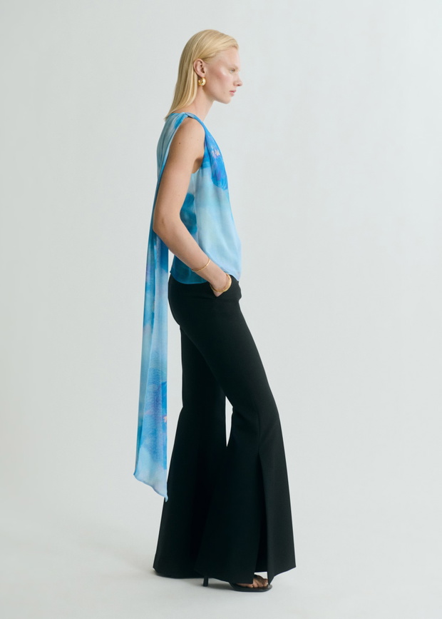 Jedwabna scarf top – hit TikToka idealny do białych jeansów