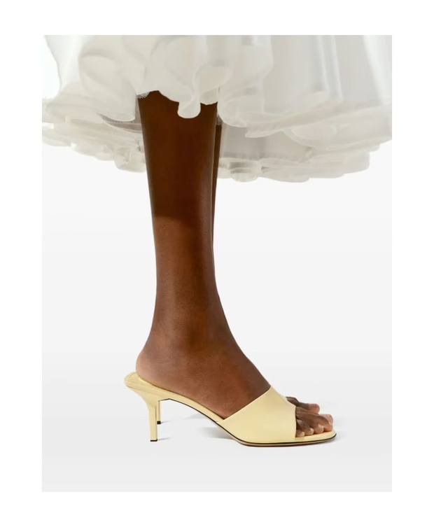 Butter yellow mules – najmodniejsze buty do lnianych spodni