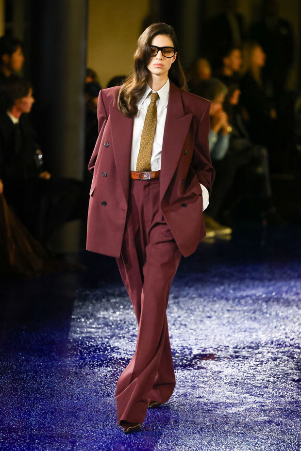 Saint Laurent: Runway - Paris Fashion Week - Womenswear Spring-Summer 2025