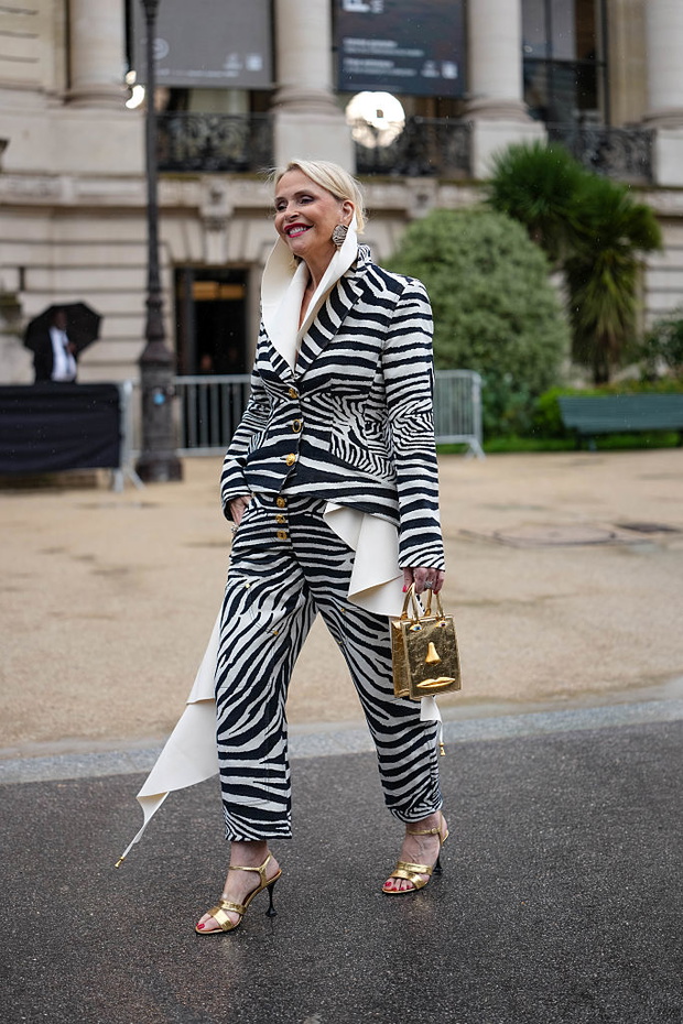 Street Style - Paris Fashion Week - Haute Couture Fall/Winter 2025/2026 - Day One