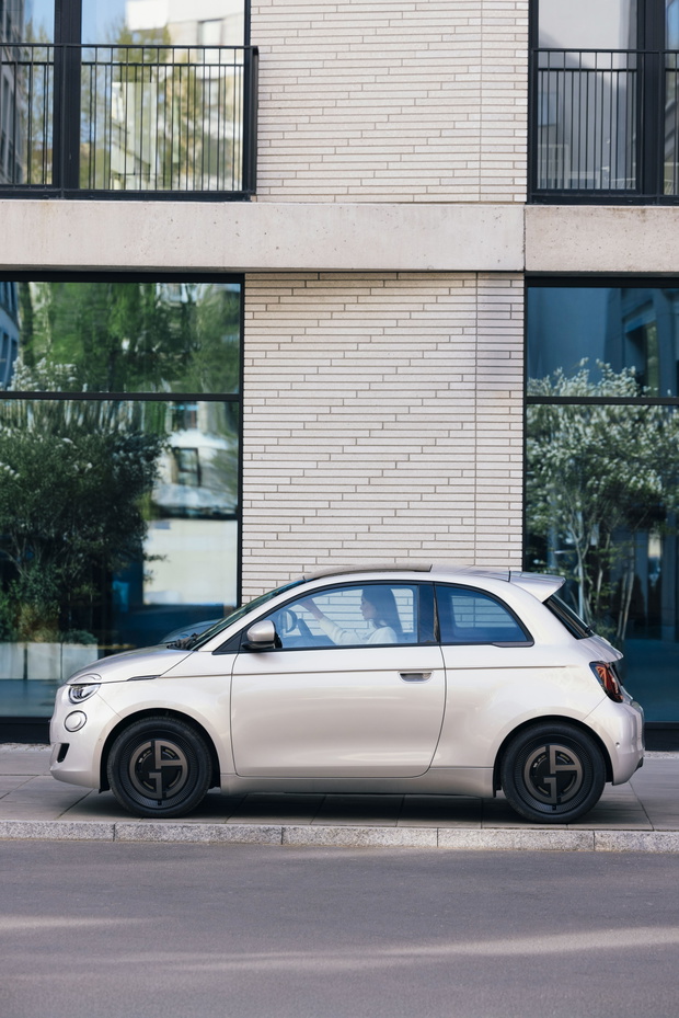 Kasandra Zawal x Fiat 500e Giorgio Armani Collector’s Edition