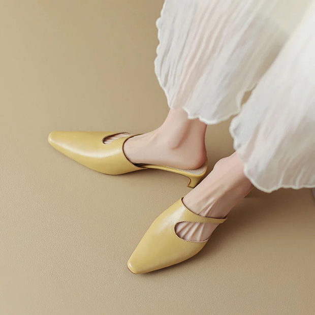 Butter yellow mules – najmodniejsze buty do lnianych spodni