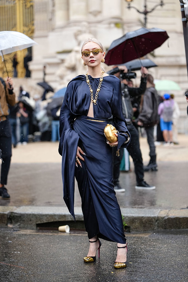 Street Style - Paris Fashion Week - Haute Couture Fall/Winter 2025/2026 - Day One