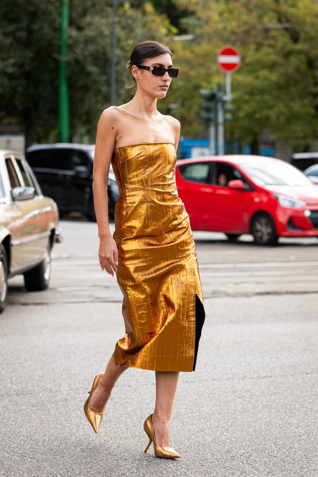 “Tube dress” w stylu lat 90. to najbardziej zmysłowy trend lata. Nosimy ją solo albo z koszulą oversize