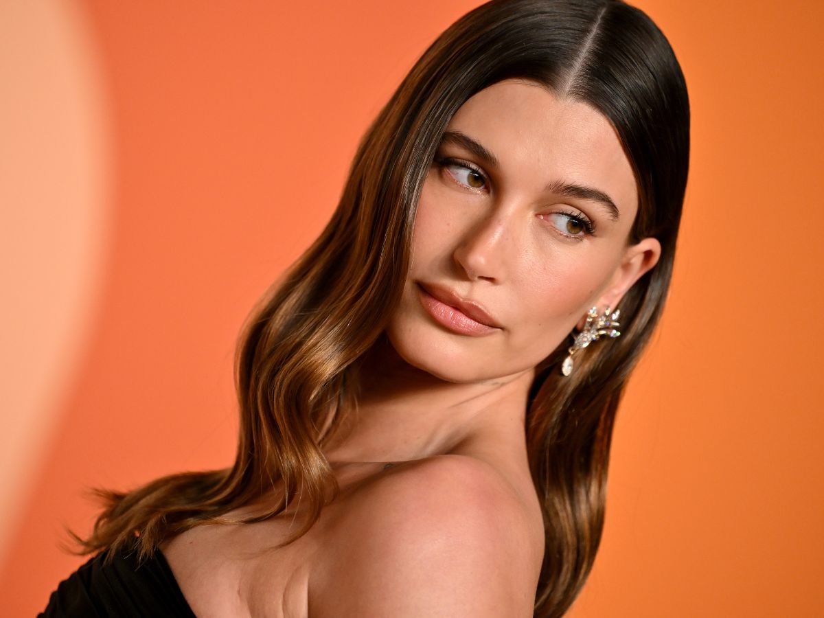 Czekoladowa sukienka w stylu Hailey Bieber